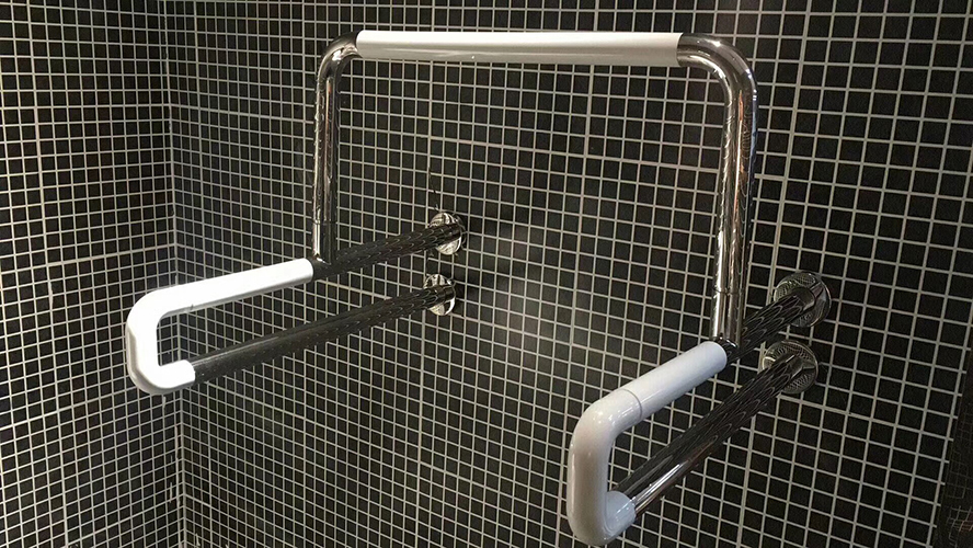 安装卫生间座便折叠扶手